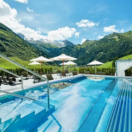 ホテル Berghof Crystal & Sports