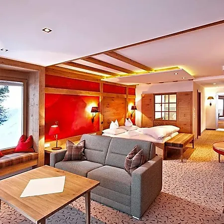 Berghof Crystal & Sports 4* Tux