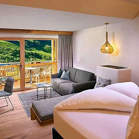 Hotel Berghof Crystal & Sports 4*