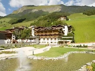 Hotel Berghof Crystal & Sports 4*
