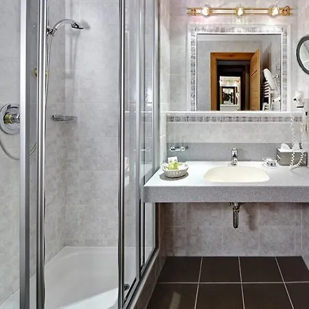 Hotel Berghof Crystal & Sports Tux