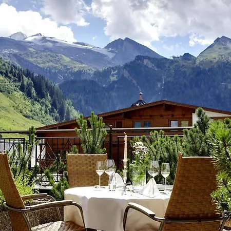 Berghof Crystal & Sports 4* Tux