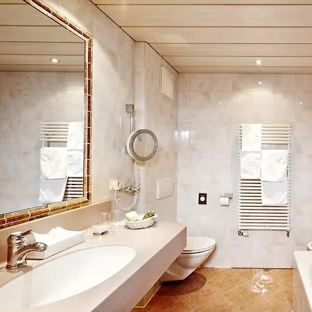 Hotel Berghof Crystal & Sports 4*