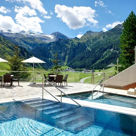 Berghof Crystal & Sports 4* Tux