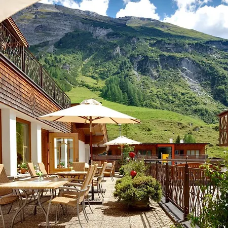 Berghof Crystal & Sports Otel Tux