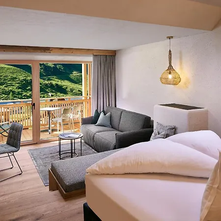 Berghof Crystal & Sports Hotell Tux