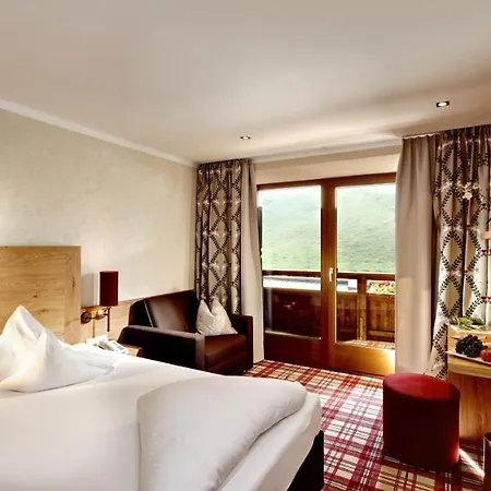 Hotell Berghof Crystal & Sports 4*