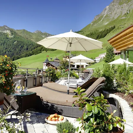 Berghof Crystal & Sports Hotell