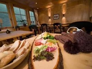 Berghof Crystal & Sports Hotell Tux