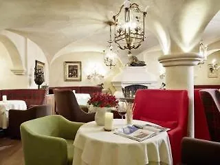 Berghof Crystal & Sports Hotell Tux