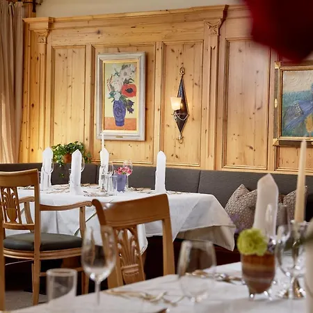 Hotell Berghof Crystal & Sports Tux